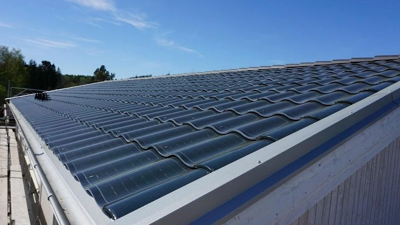 Dachówka fotowoltaiczna vs tradycyjne panele – co wybrać?
